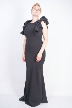 Sıkı siyah elbise çekici tombul genç kadın portre