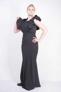 Sıkı siyah elbise çekici tombul genç kadın portre