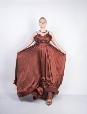 uzun kahverengi pilili gece elbiseli genç hamile kız