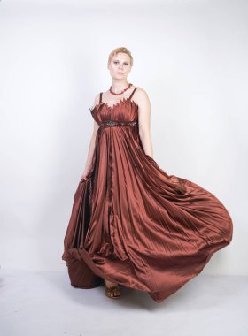 uzun kahverengi pilili gece elbiseli genç hamile kız