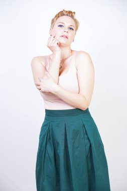 Beyaz üzerinde yeşil Pileli Midi Etek kıvrımlı kız pin up