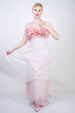 Pembe Abiye kısa saçlı tombul kadın portre