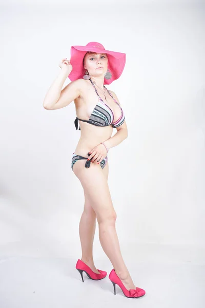 Retrato de uma bela mulher despreocupada em roupas de praia brilhantes — Fotografia de Stock