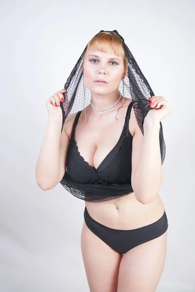 Hübsches Mädchen mit kurzen Haaren in Dessous mit schwarzem Schleier — Stockfoto