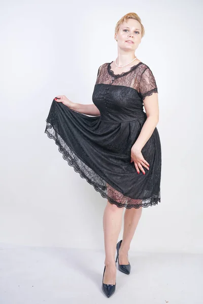 Καυτά παχουλός κοντά μαλλιά γυναίκα με χαριτωμένο Gothic δαντέλα φόρεμα — Φωτογραφία Αρχείου