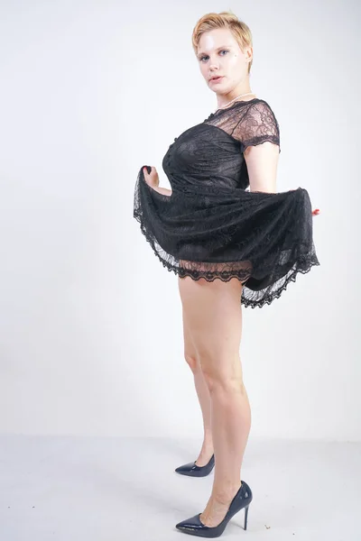 Sevimli Goth dantel elbise ile sıcak tombul kısa saçlı kadın — Stok fotoğraf