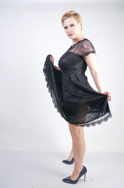 Гаряча пухка коротке волосся жінка з милою мереживною сукнею готика — стокове фото