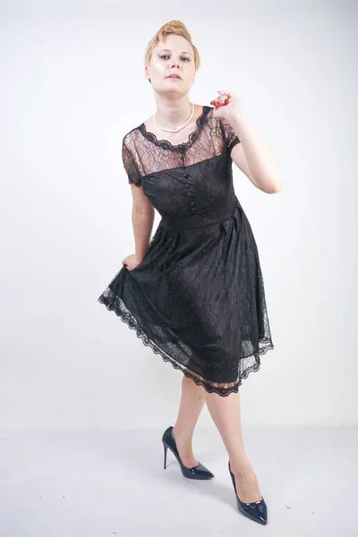 Mujer de pelo corto gordita caliente con lindo vestido de encaje gótico —  Fotos de Stock