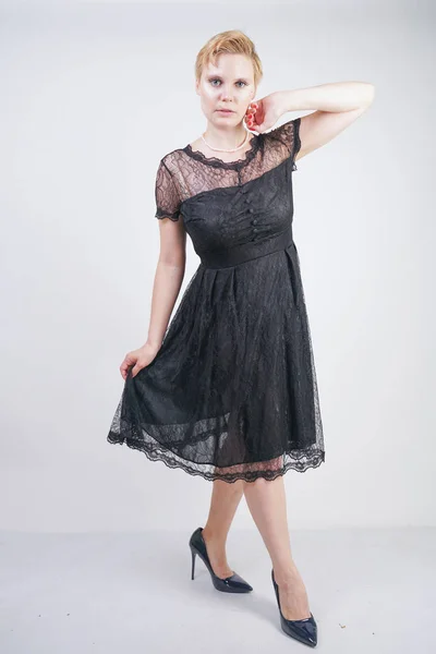 Sevimli Goth dantel elbise ile sıcak tombul kısa saçlı kadın — Stok fotoğraf