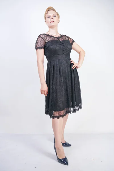 Καυτά παχουλός κοντά μαλλιά γυναίκα με χαριτωμένο Gothic δαντέλα φόρεμα — Φωτογραφία Αρχείου