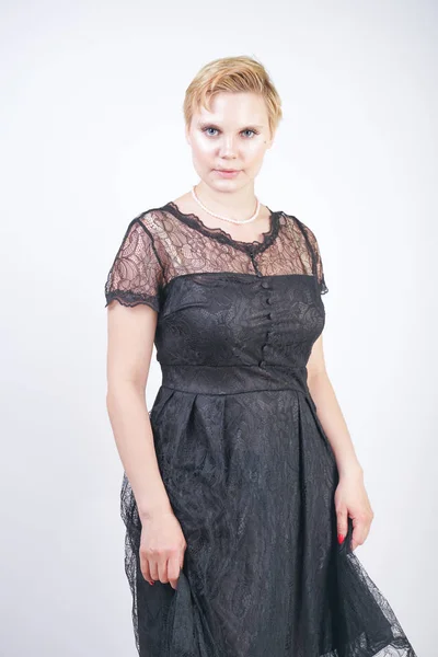 Heiße mollige Frau mit kurzen Haaren und niedlichem Goth-Spitzenkleid — Stockfoto