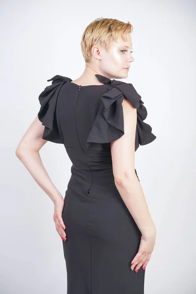 Портрет привлекательной толстой молодой женщины в обтягивающем черном платье — стоковое фото