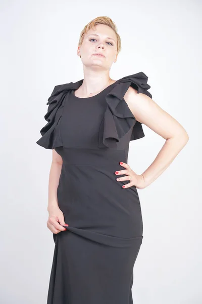 Портрет привлекательной толстой молодой женщины в обтягивающем черном платье — стоковое фото
