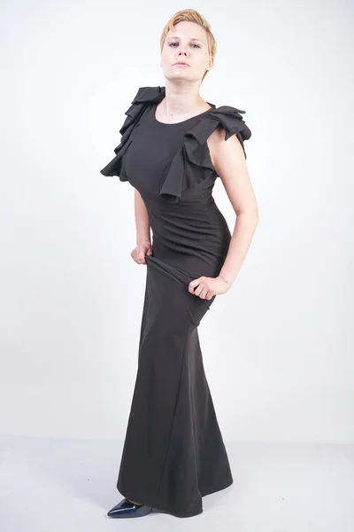 Retrato de mujer joven gordita atractiva en vestido negro apretado — Foto de Stock