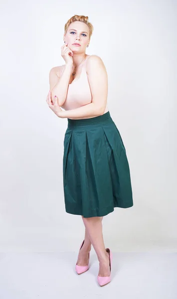 Pin up ragazza curvy in verde piegato gonna midi su bianco — Foto Stock