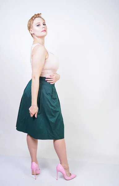Pin up κορίτσι με καμπύλες σε πράσινο πλισέ Midi φούστα σε λευκό — Φωτογραφία Αρχείου