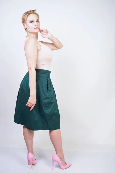 PIN w górę krzywego dziewczyna w zielony plisowany Midi spódnica na biały — Zdjęcie stockowe