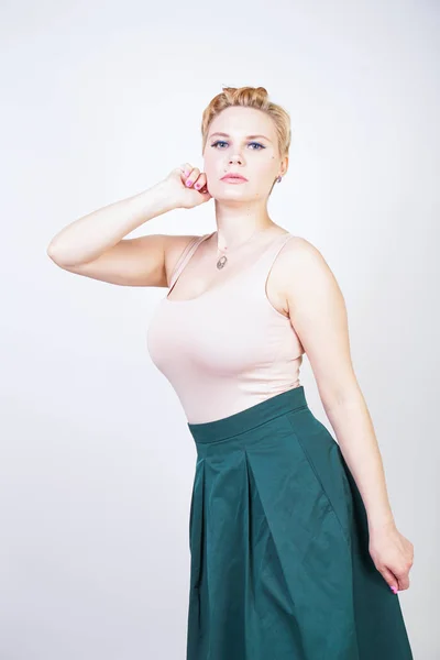 Zrovnáváš v zelených plesovaných MIDI sukni na bílém — Stock fotografie