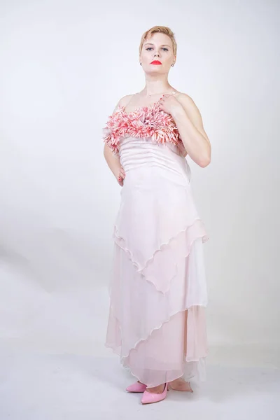 Porträtt av korthårig fyllig kvinna i rosa aftonklänning — Stockfoto