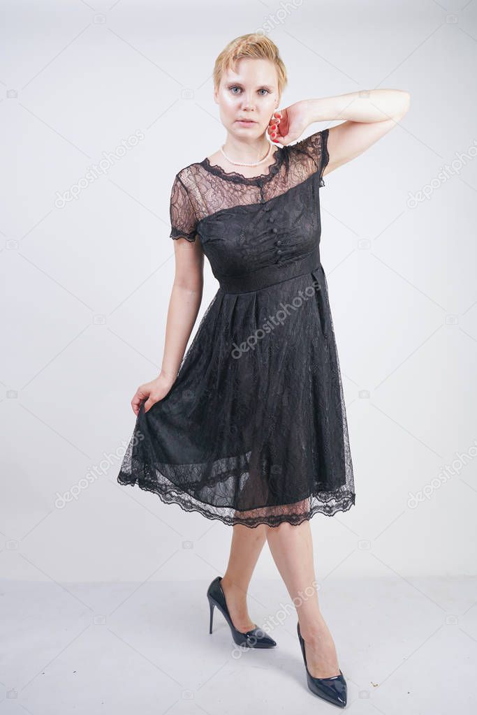 Mujer de pelo corto gordita caliente con lindo vestido de encaje gotico Foto de stock agnadevi 288955134