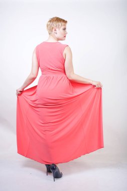 Pembe Abiye kısa saçlı tombul kadın portre