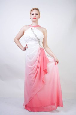 Pembe Abiye kısa saçlı tombul kadın portre