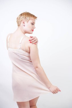 bej klasik ipek elbise güzel zarif tombul kız