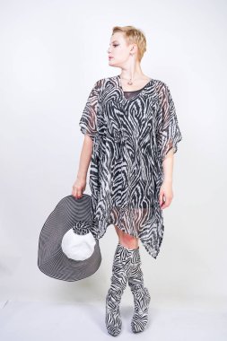 Stüdyo Zebra elbise giyen çekici güzel kadın