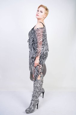 Stüdyo Zebra elbise giyen çekici güzel kadın