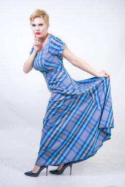 uzun bir rustik ekose mavi elbise sevimli artı boyutu sarışın kız