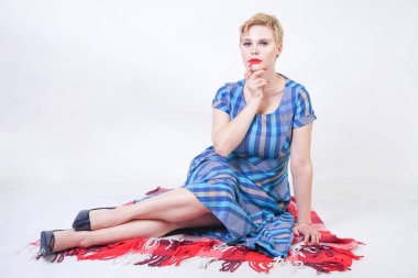 uzun bir rustik ekose mavi elbise sevimli artı boyutu sarışın kız