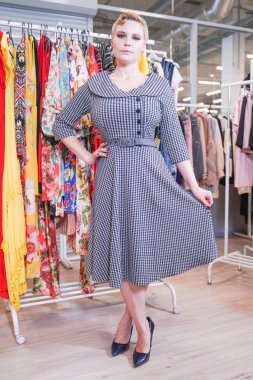 alışveriş sürecinde güzel artı boyutu kısa saç kız