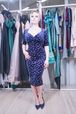 alışveriş sürecinde güzel artı boyutu kısa saç kız