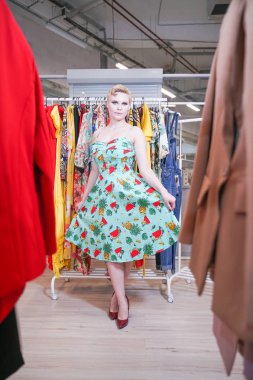 alışveriş sürecinde güzel artı boyutu kısa saç kız