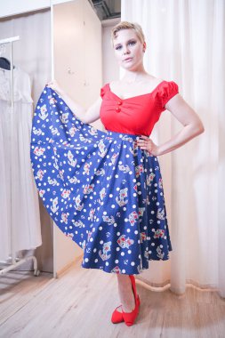 alışveriş sürecinde güzel artı boyutu kısa saç kız