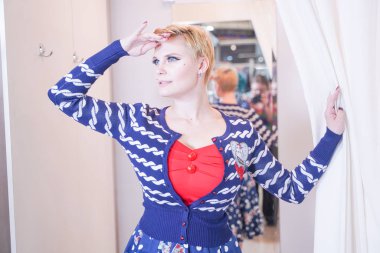 alışveriş sürecinde güzel artı boyutu kısa saç kız