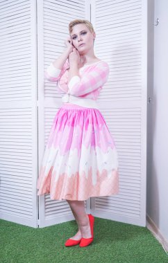 alışveriş sürecinde güzel artı boyutu kısa saç kız