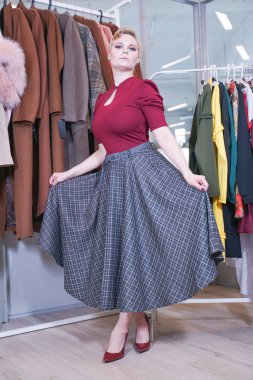 alışveriş sürecinde güzel artı boyutu kısa saç kız