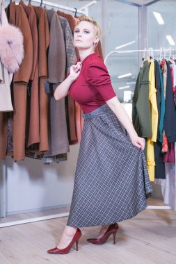 alışveriş sürecinde güzel artı boyutu kısa saç kız