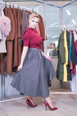 alışveriş sürecinde güzel artı boyutu kısa saç kız