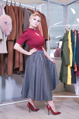 alışveriş sürecinde güzel artı boyutu kısa saç kız