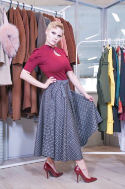 alışveriş sürecinde güzel artı boyutu kısa saç kız