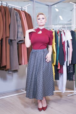 alışveriş sürecinde güzel artı boyutu kısa saç kız