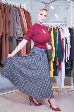 alışveriş sürecinde güzel artı boyutu kısa saç kız