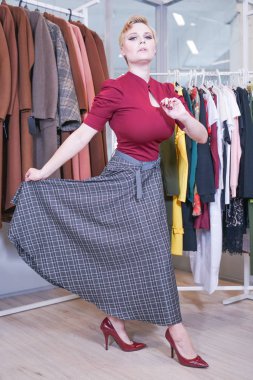 alışveriş sürecinde güzel artı boyutu kısa saç kız