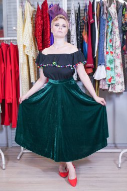 alışveriş sürecinde güzel artı boyutu kısa saç kız