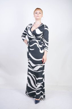 Zebra elbise giyen genç güzel kadın çekici