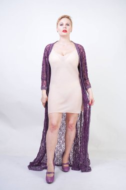 Beyaz üzerinde mor dantel Robe güzel kadın