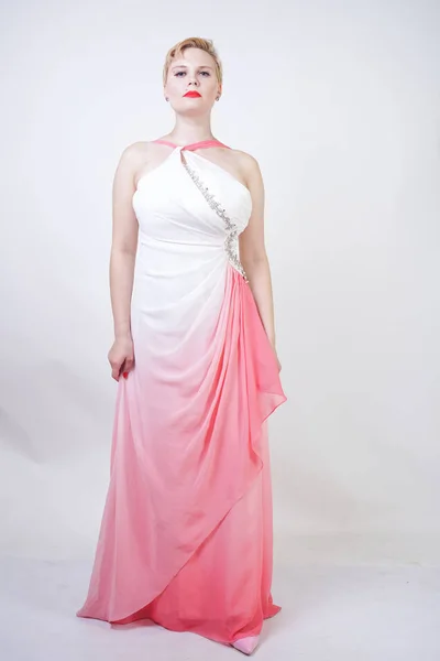 분홍색 이브닝 드레스를 입은 짧은 머리의 통통한 여성의 초상화 — 스톡 사진