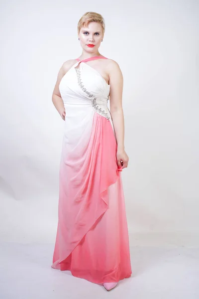 Porträt einer kurzhaarigen, molligen Frau im rosa Abendkleid — Stockfoto